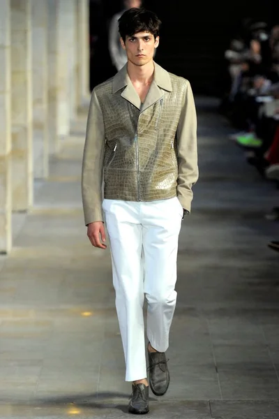 Look 25